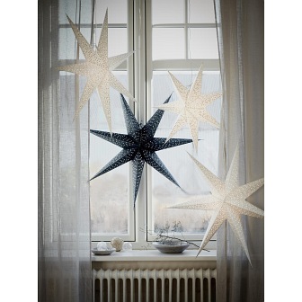 Gwiazdy papierowe Helsinki w oknie